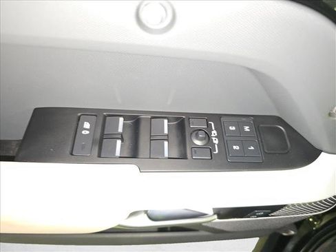 Used 2024 Land Rover Defender 110 X-Dynamic SE image 29