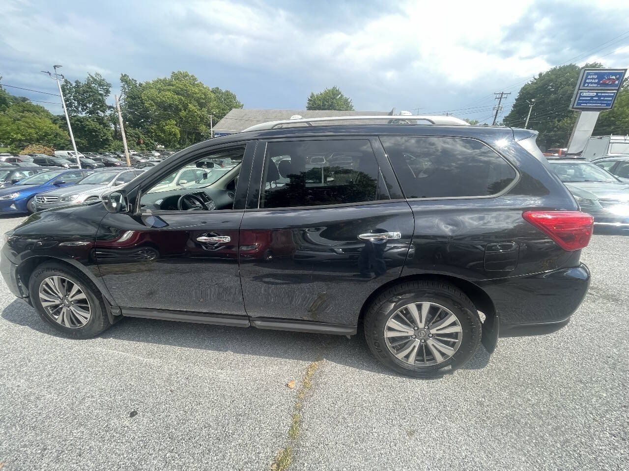 Used 2019 Nissan Pathfinder S AWD/4WD image 9