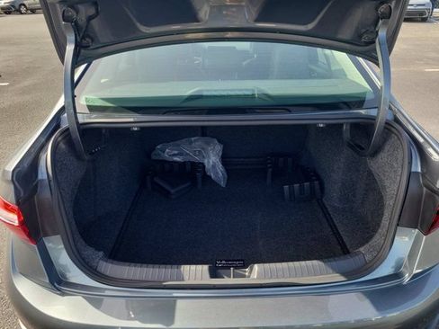 Certified 2025 Volkswagen Jetta SE w/ Sunroof Package FWD image 11