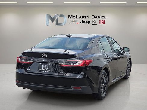 Used 2025 Toyota Camry LE FWD image 5