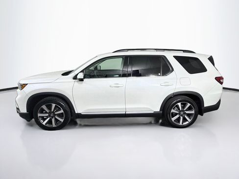 Used 2025 Honda Pilot Touring image 4