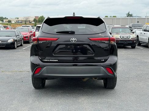 Used 2022 Toyota Highlander LE FWD image 6