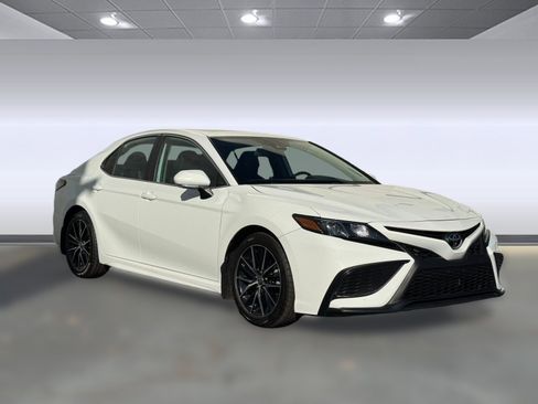 Used 2021 Toyota Camry SE w/ Cold Weather Package image 6