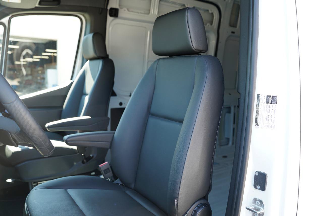 Used 2025 Mercedes-Benz Sprinter 2500 image 24