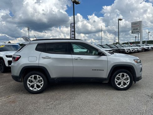 Used 2024 Jeep Compass Latitude AWD/4WD image 4
