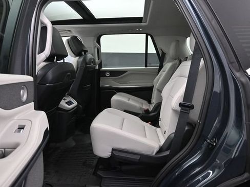 Certified 2025 Lincoln Navigator Reserve AWD/4WD image 23