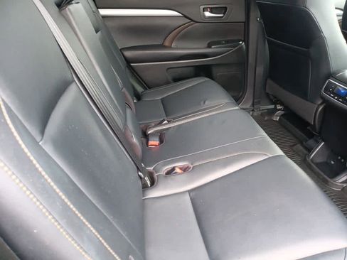 Used 2018 Toyota Highlander XLE image 21
