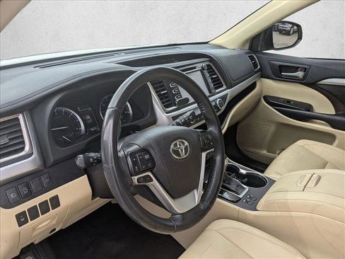 Used 2019 Toyota Highlander XLE FWD image 10