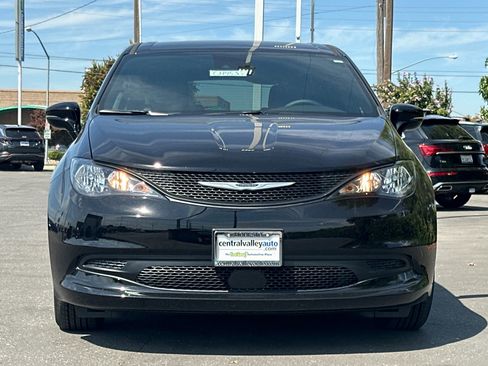 New 2025 Chrysler Voyager LX image 9