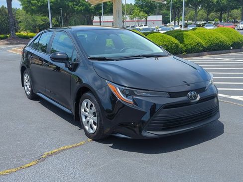 Used 2025 Toyota Corolla LE FWD image 3
