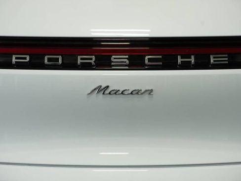 Certified 2025 Porsche Macan AWD/4WD image 37