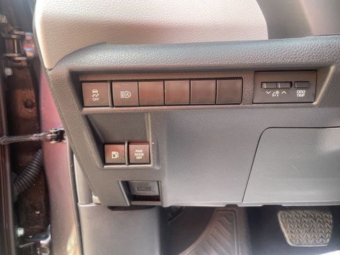 Used 2025 Toyota Sienna XLE image 19