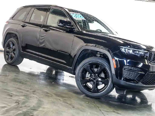 Used 2023 Jeep Grand Cherokee Altitude AWD/4WD image 5