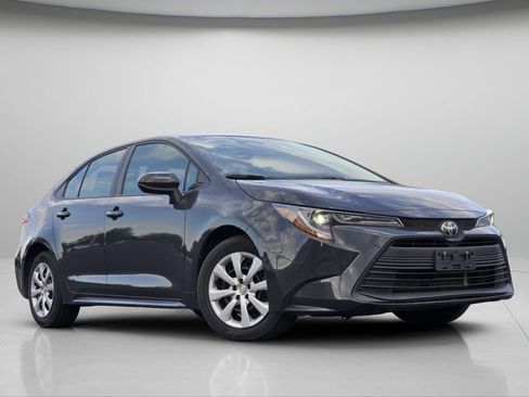 Used 2025 Toyota Corolla LE FWD image 2