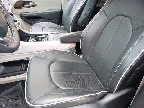 Certified 2024 Chrysler Pacifica Limited image 19