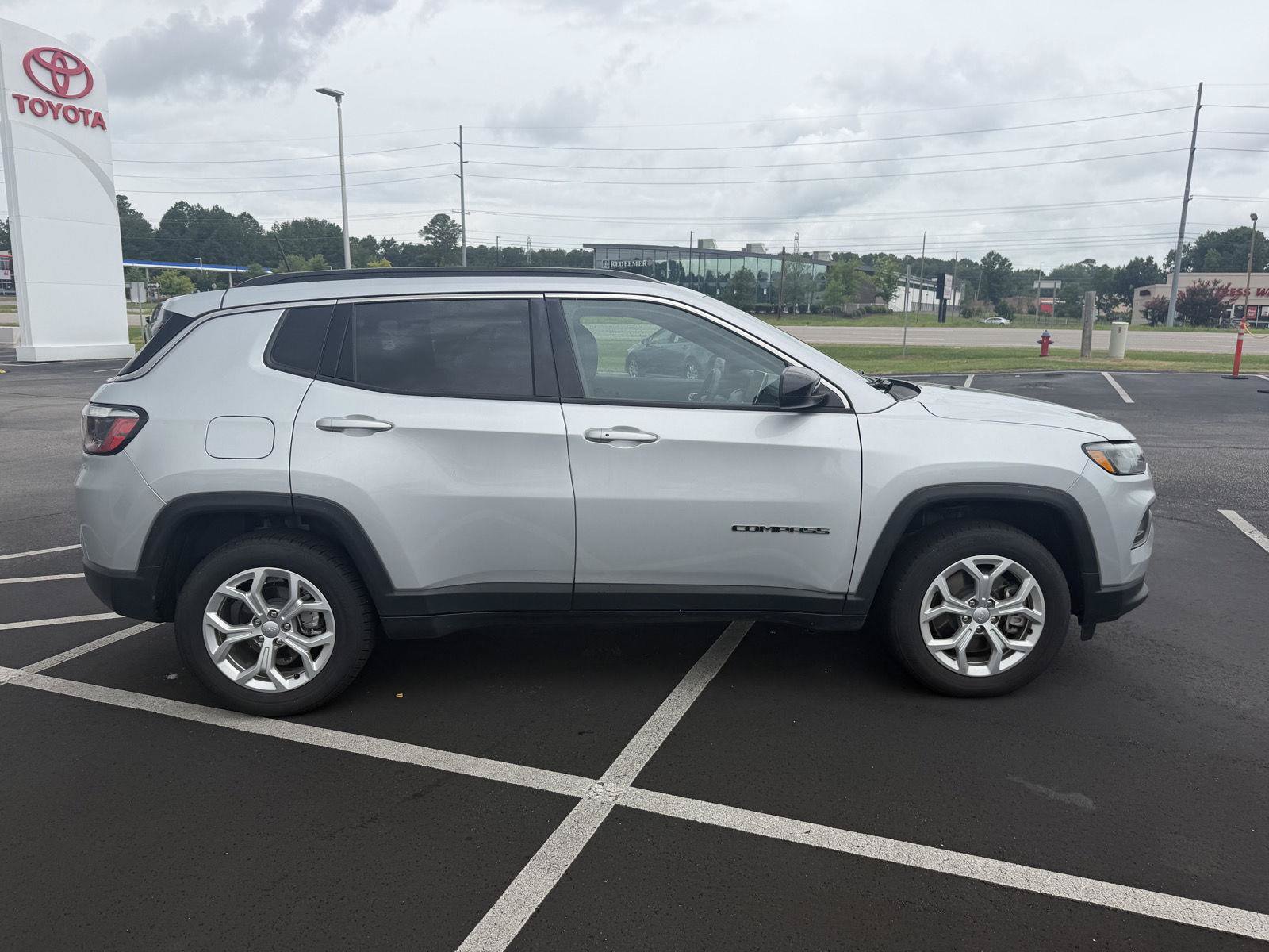 Used 2024 Jeep Compass Latitude AWD/4WD image 8