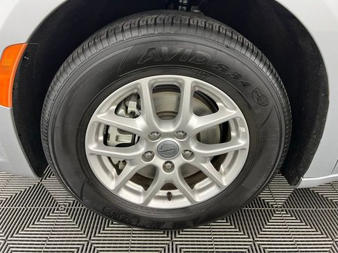 Used 2024 Chrysler Pacifica Touring-L image 12