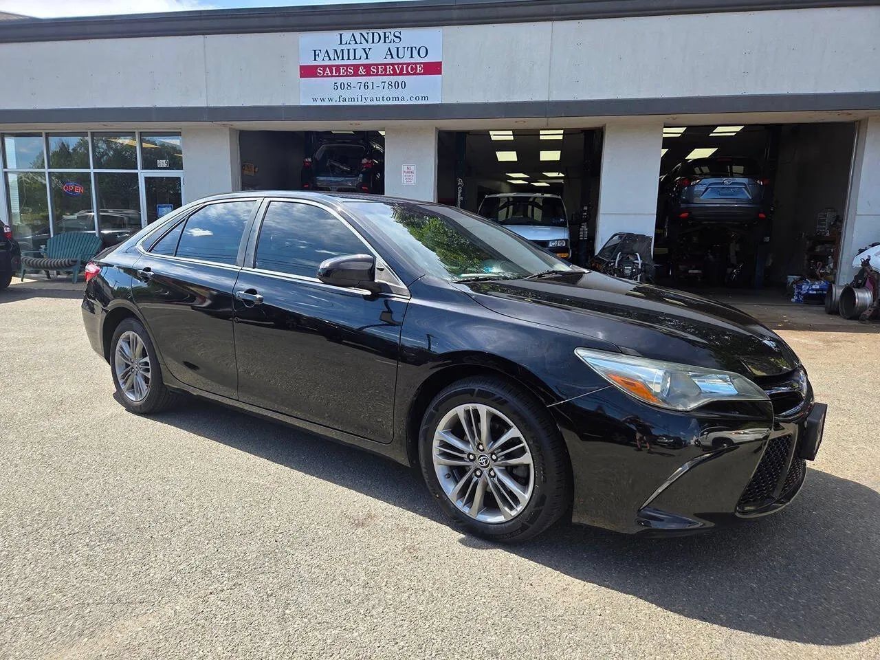 Used 2015 Toyota Camry SE FWD image 11