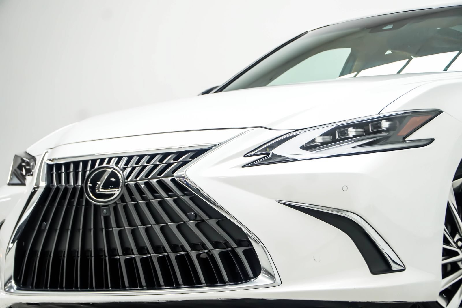 Used 2022 Lexus ES 350 Ultra Luxury w/ Accessory Package 2 FWD image 2