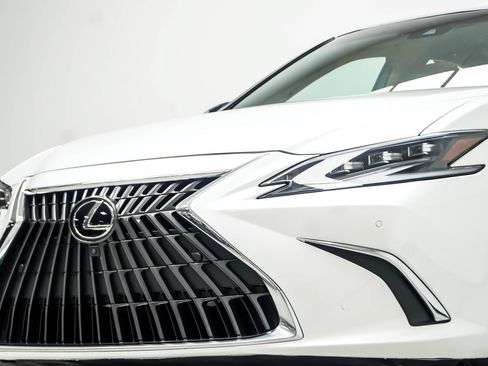 Used 2022 Lexus ES 350 Ultra Luxury w/ Accessory Package 2 FWD image 2