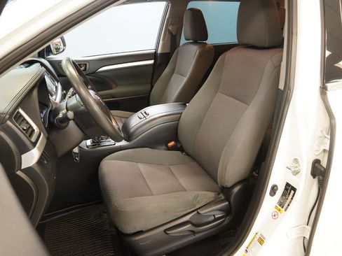 Used 2019 Toyota Highlander LE AWD/4WD image 3