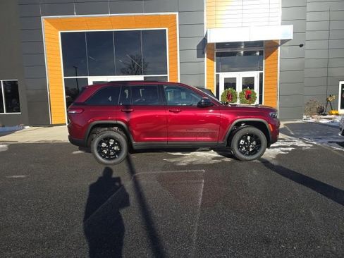 New 2025 Jeep Grand Cherokee Altitude image 7