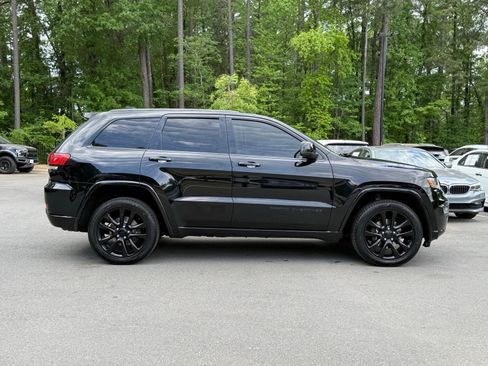 Used 2017 Jeep Grand Cherokee Altitude image 8