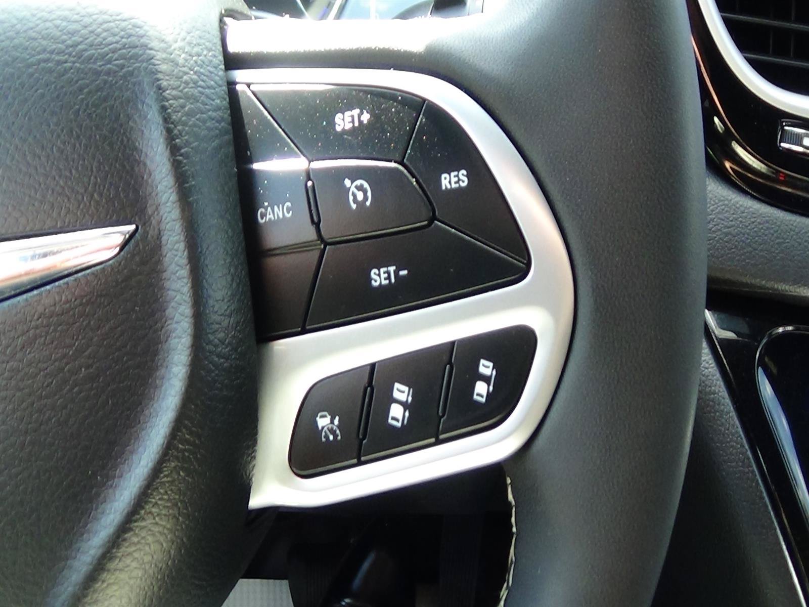 Certified 2025 Chrysler Pacifica Select FWD image 22