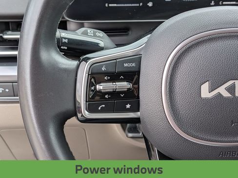 Used 2025 Kia Carnival FWD image 19