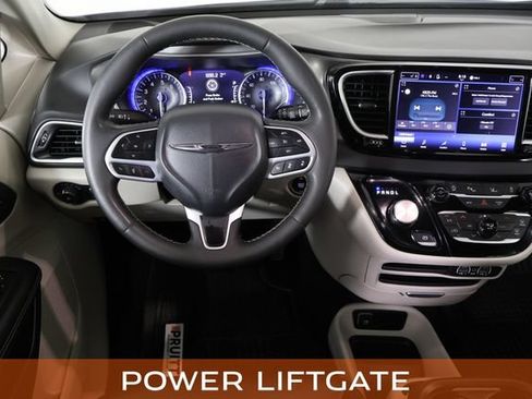 Used 2024 Chrysler Pacifica Touring-L FWD image 19