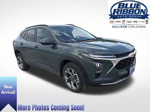 Used 2025 Chevrolet Trax LT w/ Sunroof Package FWD image 1