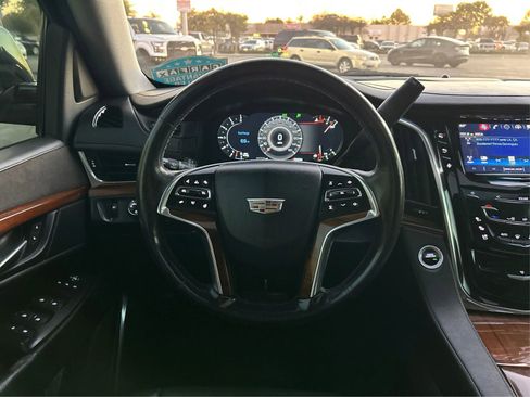 Used 2016 Cadillac Escalade Luxury image 17