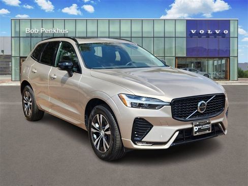 Used 2025 Volvo XC60 B5 Core image 1