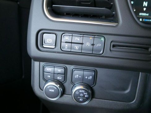 Used 2022 GMC Yukon SLT w/ SLT Premium Package image 18