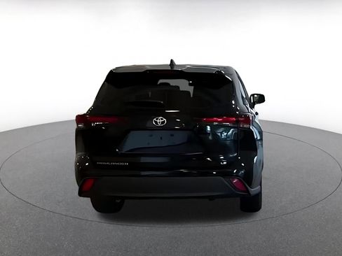 Used 2025 Toyota Highlander LE FWD image 11