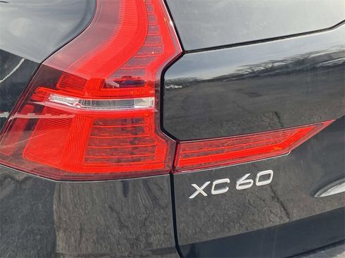 Used 2024 Volvo XC60 B5 Plus image 10