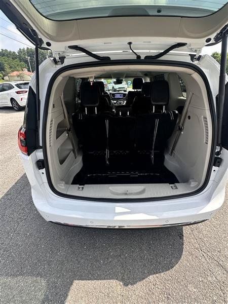 Used 2024 Chrysler Pacifica Touring-L FWD image 17