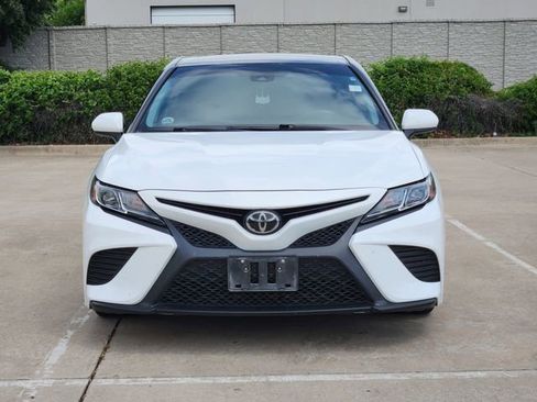 Used 2020 Toyota Camry SE image 2