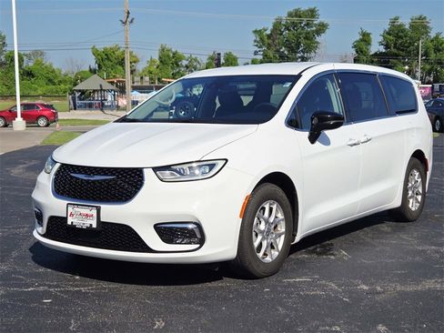 Used 2024 Chrysler Pacifica Touring-L image 7