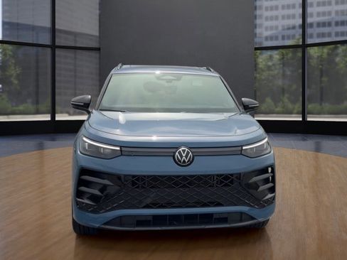 Used 2025 Volkswagen Tiguan SE R-Line AWD/4WD image 2