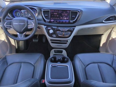 Used 2023 Chrysler Pacifica Touring-L image 15