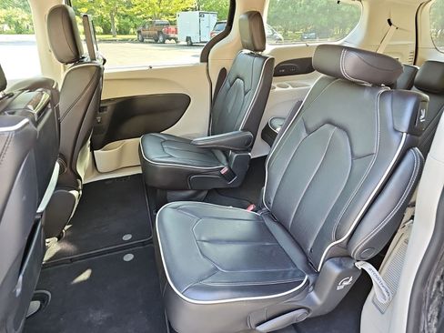 Used 2023 Chrysler Pacifica Limited w/ Uconnect Theater Family Group FWD image 18