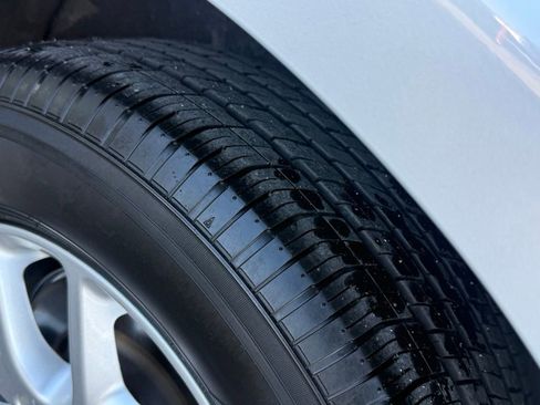 Used 2024 Chrysler Pacifica Touring-L image 41