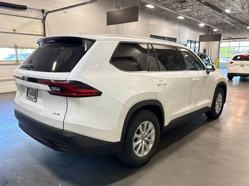 Used 2025 Toyota Grand Highlander AWD image 4
