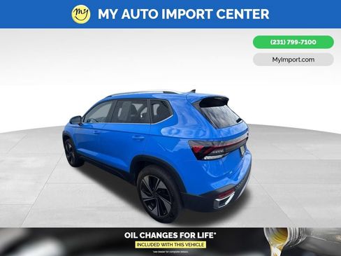 Used 2025 Volkswagen Taos SE w/ Panoramic Sunroof Package AWD/4WD image 4