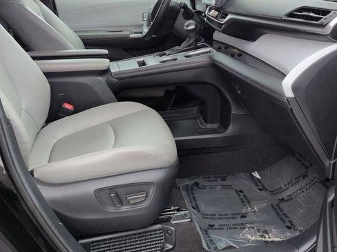 Certified 2025 Toyota Sienna XLE image 32