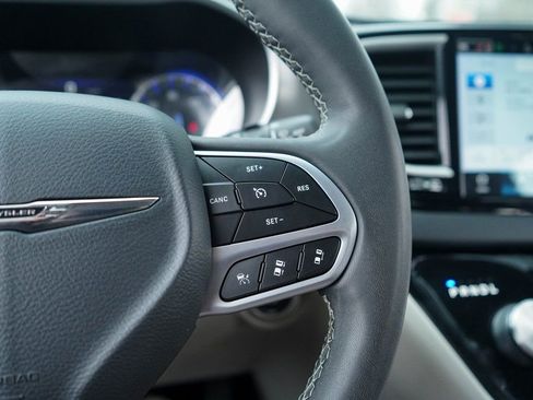 Used 2024 Chrysler Pacifica Touring-L image 22