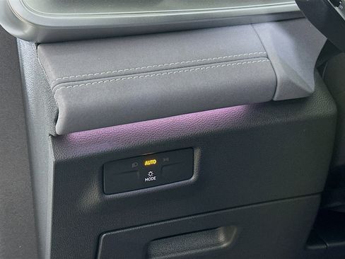 New 2025 Volkswagen Tiguan SE image 10