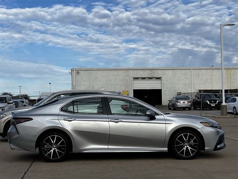 Used 2024 Toyota Camry SE image 3