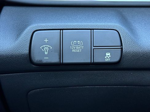 Used 2025 Hyundai Elantra Limited image 32